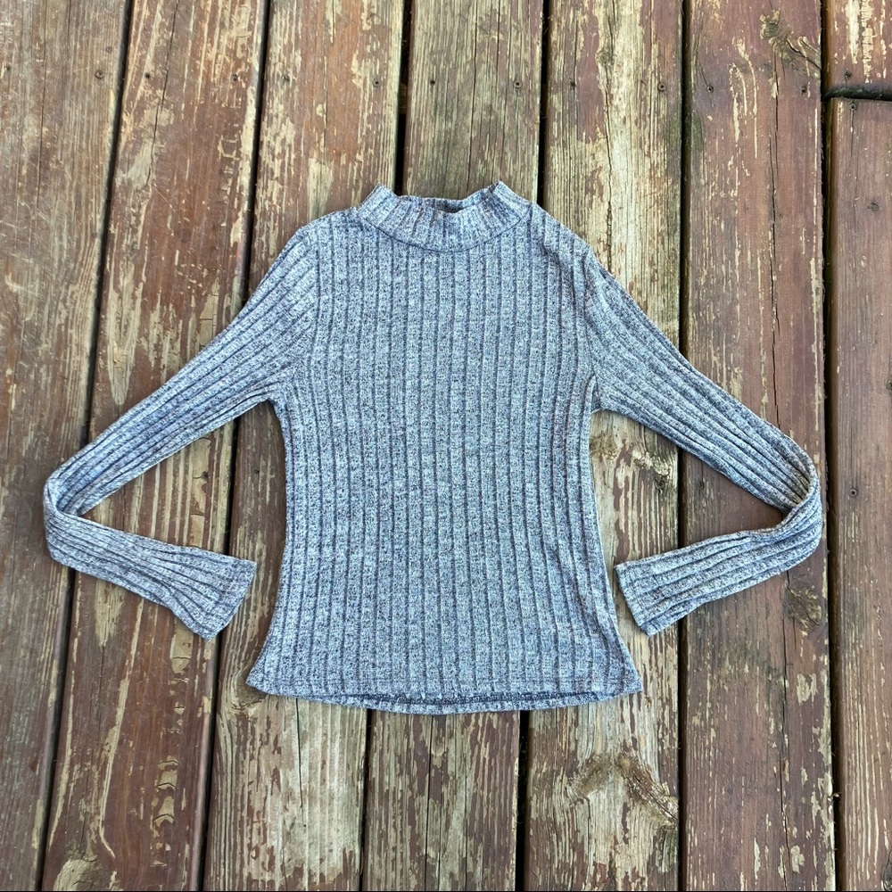 grey long sleeve shirt